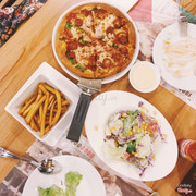 Deluxe pizza đế dày + khoai tây chiên + salad truyền thống