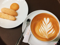 Latte kèm cookie 