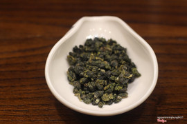 TRÀ OOLONG SỮA  Không hàm ý "cho sữa vào trà" như Masala Chai của Ấn Độ, mà trước ngày thu hoạch khoảng 10 ngày, người nông dân sẽ phun lên lá trà men vi sinh của đậu tương, cám gạo và đường mật, để thẩm thấu tự nhiên vào trà trong quá trình sinh trưởng. Nhờ đó, trà sẽ có hương vị thơm ngậy và hậu vị ngọt sâu của sữa tự nhiên.