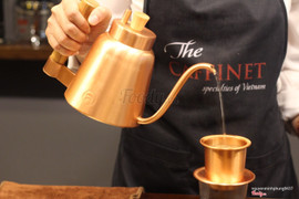 Là một dụng cụ pha cà phê đặc trưng của riêng Việt Nam, có nguồn gốc từ thời Pháp thuộc, một dạng đơn giản hoá của dụng cụ French Press - pha cà phê kiểu "lọc nén" - thuận tiện hơn cho việc sử dụng hàng ngày.