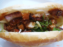 Bánh mì heo quay này là cô chủ lựa thịt ngon về gia công chứ không phải thịt mỡ rẻ tiền đâu nha!