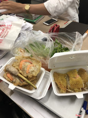 Món phở cuốn mình order được hô biến thành món bánh tôm lạnh ngắt, bonus thêm 1 cái nem lụi. Hợ hợ