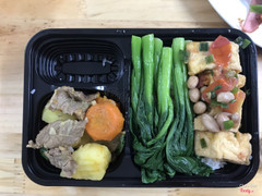 Ăn mất miếng hoa quả mới nhớ ra checkin cùng hộp cơm xinh đẹp mà ngon hết nấc. Sẽ là khách hàng trung thân thiết của quán, cơm rất ngon và sạch sẽ , điểm 10 cho chất lượng