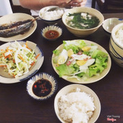 Cá chiên, salad, rau xào, canh hẹ.