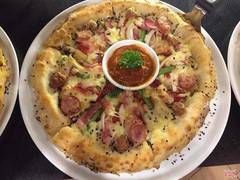 Pizza viền thịt nướng