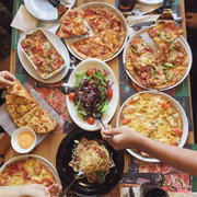 Pizza + Cơm bỏ lò + Salad + Bánh kẹp