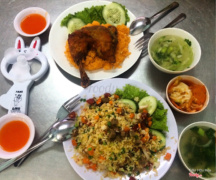 Cơm gà + cơm chiên Dương Châu