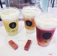 Quyết định vào đây là vì nhìn cốc cherry kem cheese nó xinh qué và nghe nói có cả quả cherry thật. Cảm nhận là đáng đồng tiền vcl luôn ý. Kem cheese thực sự ngon, ngon hơn heekcaa luôn ý đặc sệt không bị lỏng mà còn đậm mùi thơm ngậy của cheese nữa. Đặc biệt là mỗi cốc ở regiustea đều có thêm thạch. Ổn vcd luôn í chứ ❤️ Giữa bạt ngàn trà sữa lại có 1 nơi mình có thể nghĩ đến ngay.. ➖➖➖➖➖➖➖➖➖➖➖➖➖➖➖➖ #vscocam #ptfoods #instapic #instafoods #like4like #instadaily #photooftheday #ipcam #hanoifood #foodshare #foodpornshare #hanoian #regiustea #creamcheese #4season