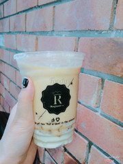 Ưng trà sữa phomai ở đây lắm. Bên dưới cùng có lớp kem phomai cốc gồm có cả thạch, odr thêm trân châu trắng nữa thì best luôn. Quán có 3 tầng, 2 tầng ngồi đều có view ngồi nhìn xuống đường. Mặt tiền quán cũng khá là rộng 