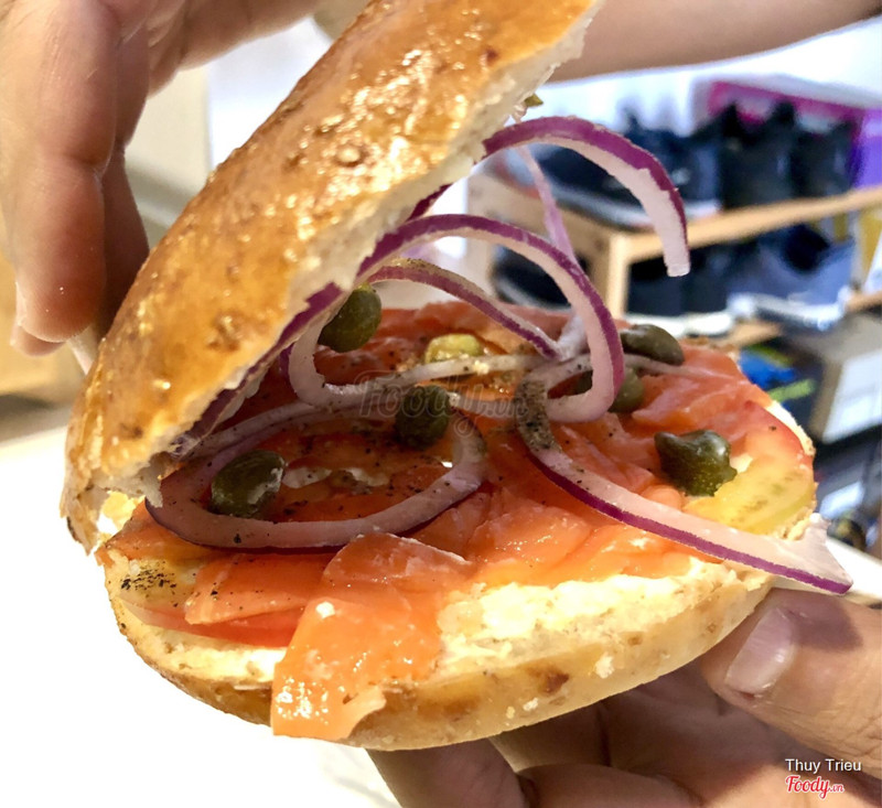 Bánh Bagel Smoked Salmon với Red Onion, Cream Cheese, Nụ Bạch Hoa (Capers), Cá Hồi Xông Khói.