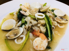 M11. Seafood Hor Fun (Hải sản quay tiêu) 海鲜河粉