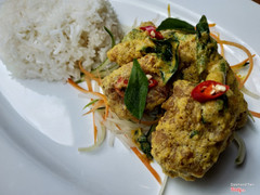 M18. Salted egg pork rib with rice
(Cơm sườn heo xào trứng muối)