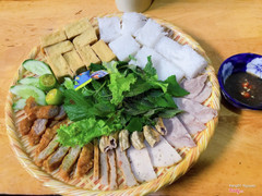 Bún lớn của quÁn đầy đặn, 2 người ăn no nê. Có nhiều nước ngon nữa. M thích nhất là nước sấu, nem chua rán cũng ngon. Ủng hộ quán dài dài