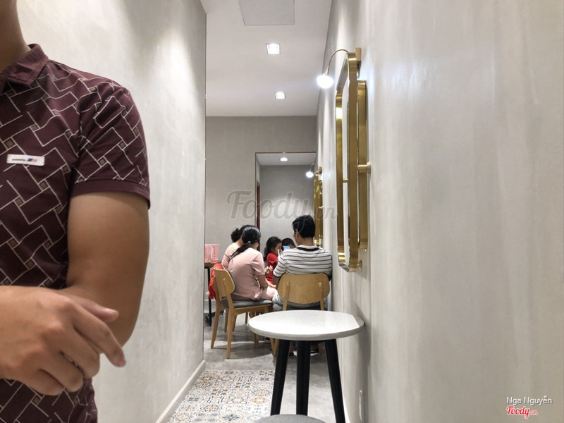 Có 2 bàn nhỏ dọc hành lang, 1 bàn nhóm và 2 bàn nhỏ phía trong nhưng ở trong có 2 nhóm nên ngồi kín chổ 