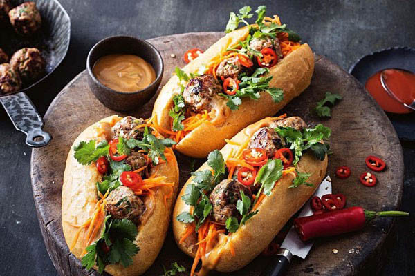 Bánh Mì Heo Quay Lôc Đỉnh Ký - Bánh Mì Heo Quay Da Giòn