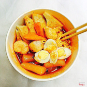 Món mới nhà Min Chef. RABOKKI CHẢ CÁ HÀN 35k gồm: mì Hàn, tokbokki, chả cá, trứng cút 35k/phần. Vị lạ, thơm, ngon, bánh gạo dẻo dai, đặc biệt nước sốt quá ngon 👍🏻