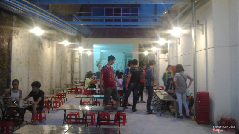 từ ngoài nhìn vô quán nè, không gian không lớn lắm nhưng cũng ỗn