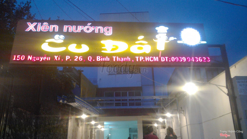 bên ngoài quán như thế này nè, nhìn bảng quảng cáo thấy cũng dễ thương hehe