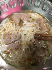 Bún bò tệ nhật trong cuộc đời. Bún bò là bún nhỏ không phải bún lớn như bình thường. Mình vào mua về kêu cô đang dọn bàn kêu cô ơi cũng k thèm trả lời lau xong mới ra hỏi khách. Mình mua hai tô bún bò không mang về. Thực sự tô bún bò thì như bún không với nước lèo trong không màu sắc, nhạt toẹt. Bò thì trắng bệch cứ ngỡ thịt heo ăn mới có vị bò. Đếm tầm được 5-6 miếng . Khi mình mua hai tô cô cho một tẹo rau thấy ít nên mình mới bảo chú:’ chú ơi cho cháu thêm xí rau’ chú ừ. Nhưng cô bán kêu v đủ hai người rồi hết rau rồi rau mắc không thêm. Cảm thấy thật tệ khi ăn bún bò tại đây! Về đổ tô bún bò ra nhìn chả muốn ăn! 