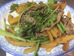 Nui chiên thịt bò
