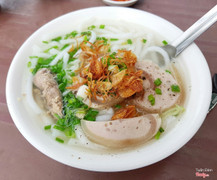 Bánh canh chả lụa vs trứng cá