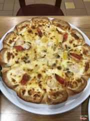 pizza đế mỏng, có chút thơm nên không gây ngấy, thơm, nhân viên chu đáo