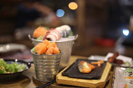 Sushi cá hồi và cá hồi nướng