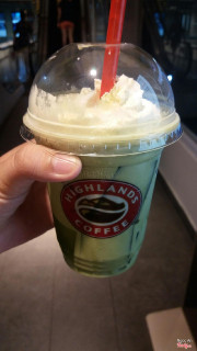 Mình gọi freeze matcha. Đây là thức uống dành cho người thích béo. Giá ở đây khoảng tầm 30k-70k. Không gian nhỏ, ấm cúng. Phục vụ khá nhanh, hiện đại. Nhân viên dễ thương.