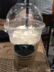 Vc minh den uong Rich caramel blend va Oreo cappuccino blast. Cafe ngon, khong gian thoai mai, ko chat choi nhu Phuc Long o Ly Tu Trong. Giu xe duoi ham, uong xong co the di vong vong Nowzone choi. Nhan vien order va phuc vu nhanh chong. Nhac hay :D