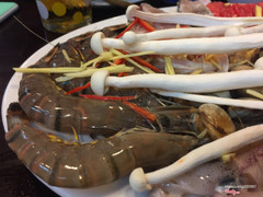 Đồ ăn ngon không có gì để chê, đi ăn cũng sớm mà lại nhanh hết bún để gọi thêm. Trong hình là món tàu hủ chả cá chiên, giò heo chiên giòn cuốn lá chấm mắm tôm và lẩu thái, trời lạnh ăn mấy món này tỉ ngon lun