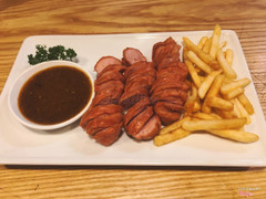 Xúc xích khoai tây chiên