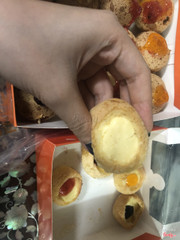 Bánh lẫn nhân khô cứng do để qua đêm, ăn còn rõ mùi để tủ lạnh