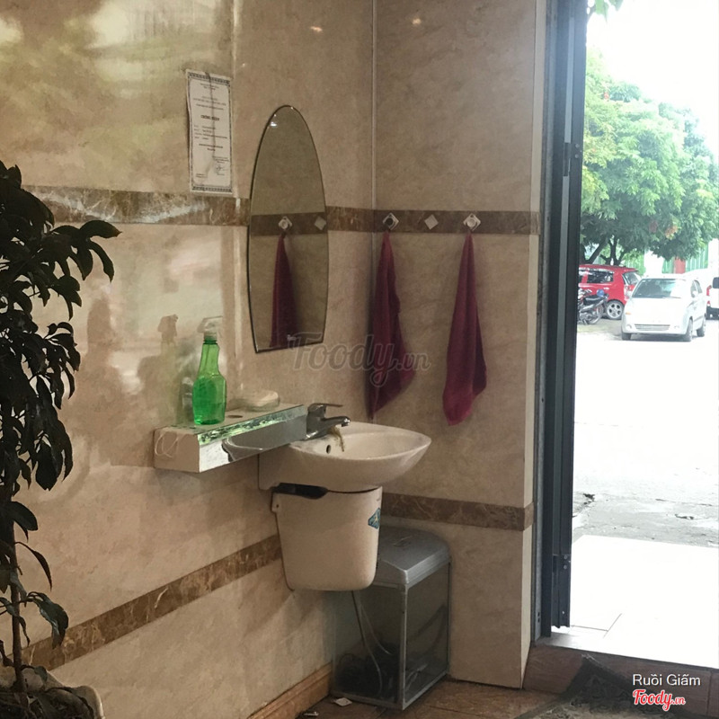 Có bồn rửa tay & xà bông cho khách, rất chu đáo