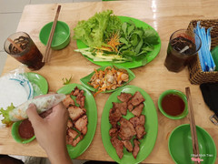 Quán có đồ ăn rất ngon, giá rẻ và anh chị chủ phục vụ rất nhiệt tình. Sạch sẽ và chu đáo, các bạn nên ăn thử .