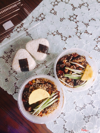 Không thể kìm lòng trước Korean food và cũng không kìm hãm đc sự thèm ăn khi thấy menu của 22food. Sau 1 tuần xa thành thị mình đã gọi ngay đồ ăn khi trở về nhà. Trong hình là món cơm nắm nhân gà xé cay và mì tương đen. Cơm nắm khá vừa miệng, gạo ăn có vị ngọt ngọt rất thích. Mì thì mình cảm thâyd hơi mặn chút, có lẽ do khẩu vị của mình nhạt. Củ cải vàng rất ngon, ăn thích mê. Nói chung là toẹt vời 😚