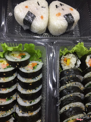 Kimbap & cơm nắm nhân gà xé cay