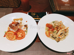 Salad cá ngừ & mì ý sốt nghêu rượu vang