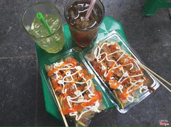 Bánh tráng cuốn. Rất ngon. Do quán vắng nên mình gọi thì cô mới làm. K như qán cô Toàn (Nghệ sĩ) bên cạnh thường trộn sẵn nên bánh đa toàn bị dính 1 cục. Cô chú bán hàng cũng rất thân thiện👍🏻
