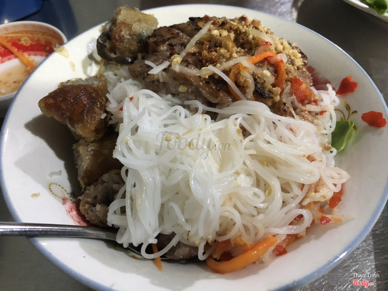 Bún thịt nướng chả giò