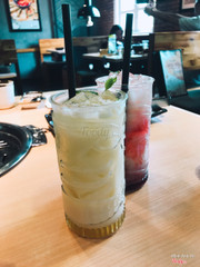 Combo nước gạo 89k/2ly. Giá thường hình như 59k/ly. Vị : dâu, dứa/thơm. Khá ngon, uống dịu. Còn vị nữa là nước gạo dưa lưới, cũng ngon nhưng hơi nhạt.