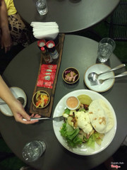 Cheese tự làm thơm béo, salad tươi, có vị chua của bưởi, bánh ăn kèm khá lạ nhưng hợp, thơm 