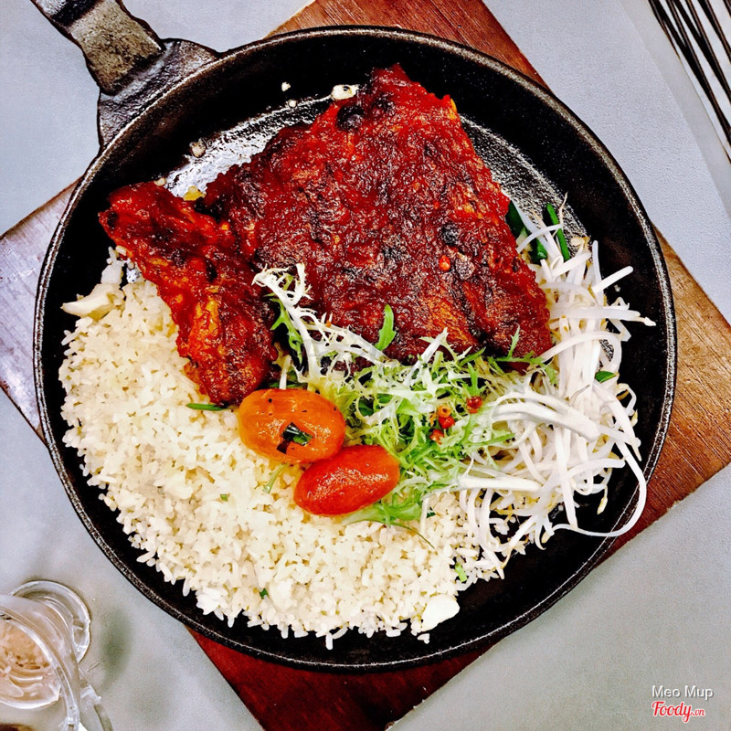 Cơm chiên tỏi vs sườn heo nướng bbq.