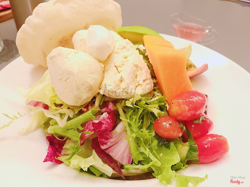 Salad với phô mai tự làm. Rất rất rất ngon. Nhớ trộn đều nhé