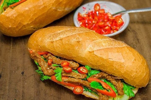 Bánh Mì Chả Cá Hoa Lư