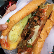 Bánh mì mật ong nhân thịt xiên 15k rất ngon