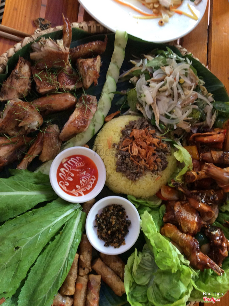 Gà lên mâm (Ngói Đỏ)