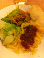 Đĩa của mình: salat,mì ý,gỏi lỗ tai heo