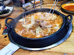 Ôi,giở tệ.Lẩu kim chi gì mà k có vị gì hết,k chua mà cứ kiểu lạt lạt.K khác gì nồi mì tôm ở nhà hay nấu mà chắc còn giở hơm m nấu.K đáng tiền