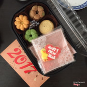 SET B: 150k 15 bánh quy bơ (tùy chọn, có thể mix: cổ điển, trà xanh, socola). 1 bánh dứa Đài Loan TRÒN 60gr. (HOẶC 2 BÁNH 40GR THỎ/GẤU + 5K) 10 bánh quy vẽ tùy chọn.