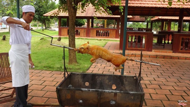 Lúc quay heo, các bạn có thể thử quay heo dưới sự hướng dẫn của nhân viên nơi đây.